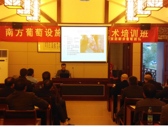 best365中国官方网站理学院涂海华副教授在为学员们授课 best365中国官方网站理学院涂海华副教授在为学员们授课
